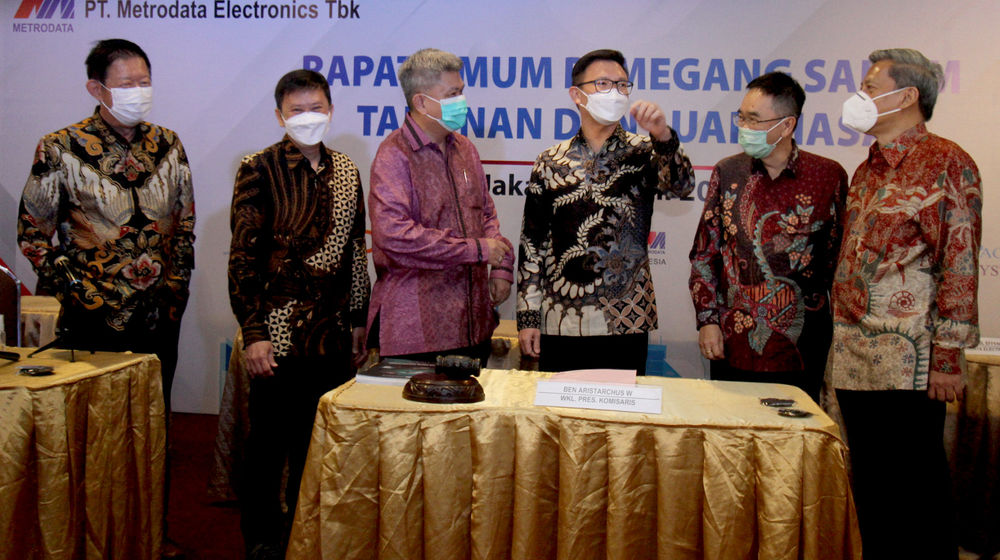 <p>Presiden Direktur MTDL, Susanto Djaja (ketiga kanan) berbincang dengan (dari kiri) Direktur MTDL Agus Honggo Widodo, Direktur MTDL Randy Karyadinata, Wakil Presiden Komisaris MTDL Ben Aristarchus Widyatmodjo, Komisaris Independen MTDL Tanan Herwandi Antonius, dan Direktur MTDL Sjafril Effendi usai Rapat Umum Pemegang Saham Tahunan (RPUST) PT Metrodata Electronics Tbk (MTDL), di Jakarta, Selasa, 8 Juni 2021. Foto: Ismail Pohan/TrenAsia</p>
