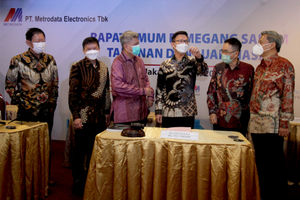 <p>Presiden Direktur MTDL, Susanto Djaja (ketiga kanan) berbincang dengan (dari kiri) Direktur MTDL Agus Honggo Widodo, Direktur MTDL Randy Karyadinata, Wakil Presiden Komisaris MTDL Ben Aristarchus Widyatmodjo, Komisaris Independen MTDL Tanan Herwandi Antonius, dan Direktur MTDL Sjafril Effendi usai Rapat Umum Pemegang Saham Tahunan (RPUST) PT Metrodata Electronics Tbk (MTDL), di Jakarta, Selasa, 8 Juni 2021. Foto: Ismail Pohan/TrenAsia</p>
