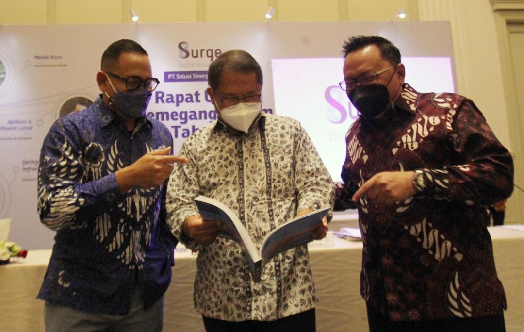 <p>CEO Surge Hermansjah Haryono, Komisaris Utama Surge Rudiantara, dan Komisaris Independen Surge Heri Sunaryadi berbincang usai Rapat Umum Pemegang Saham Tahunan (RUPST) perdana PT. Solusi Sinergi Digital Tbk. (IDX: WIFI) atau Surge, Jumat 11 Juni 2021. Selama tahun 2020, Surge terus menunjukkan pertumbuhan positif dengan perolehan operating profit tahun buku 2020 sebesar Rp13,8 miliar atau tumbuh 20,1% YoY. Foto : Panji Asmoro/TrenAsia</p>
