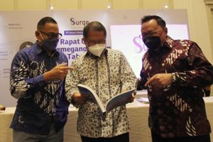 <p>CEO Surge Hermansjah Haryono, Komisaris Utama Surge Rudiantara, dan Komisaris Independen Surge Heri Sunaryadi berbincang usai Rapat Umum Pemegang Saham Tahunan (RUPST) perdana PT. Solusi Sinergi Digital Tbk. (IDX: WIFI) atau Surge, Jumat 11 Juni 2021. Selama tahun 2020, Surge terus menunjukkan pertumbuhan positif dengan perolehan operating profit tahun buku 2020 sebesar Rp13,8 miliar atau tumbuh 20,1% YoY. Foto : Panji Asmoro/TrenAsia</p>