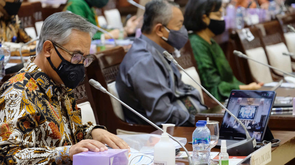 <p>Menteri Keuangan Sri Mulyani Indrawati (kanan), Gubernur Bank Indonesia (BI) Perry Warjiyo (tengah) dan Ketua Dewan Komisioner Otoritas Jasa Keuangan (OJK) Wimboh Santoso (kiri) saat hadir dalam rapat kerja dengan komisi XI DPR di kompleks Parlemen, Senayan, Jakarta, Rabu, 2 Juni 2021. Foto: Ismail Pohan/TrenAsia</p>
