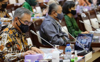 <p>Menteri Keuangan Sri Mulyani Indrawati (kanan), Gubernur Bank Indonesia (BI) Perry Warjiyo (tengah) dan Ketua Dewan Komisioner Otoritas Jasa Keuangan (OJK) Wimboh Santoso (kiri) saat hadir dalam rapat kerja dengan komisi XI DPR di kompleks Parlemen, Senayan, Jakarta, Rabu, 2 Juni 2021. Foto: Ismail Pohan/TrenAsia</p>
