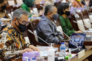 <p>Menteri Keuangan Sri Mulyani Indrawati (kanan), Gubernur Bank Indonesia (BI) Perry Warjiyo (tengah) dan Ketua Dewan Komisioner Otoritas Jasa Keuangan (OJK) Wimboh Santoso (kiri) saat hadir dalam rapat kerja dengan komisi XI DPR di kompleks Parlemen, Senayan, Jakarta, Rabu, 2 Juni 2021. Foto: Ismail Pohan/TrenAsia</p>