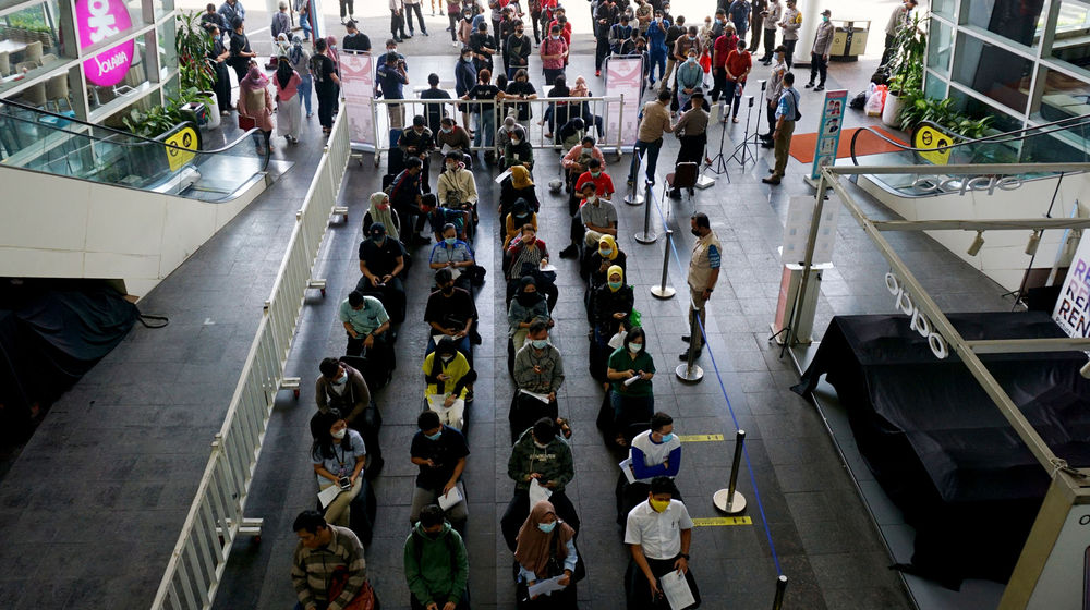 <p>Nampak ratusan pengemudi ojol, pedagang serta masyarakat tengah mengikuti vaksinasi massa yang digelar di Tangcity Mal,Senin 21 Juni 2021. Foto : Panji Asmoro/TrenAsia</p>