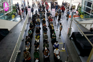 <p>Nampak ratusan pengemudi ojol, pedagang serta masyarakat tengah mengikuti vaksinasi massa yang digelar di Tangcity Mal,Senin 21 Juni 2021. Foto : Panji Asmoro/TrenAsia</p>