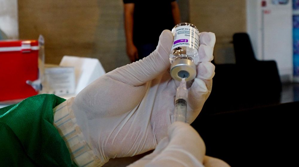 <p>Nampak ratusan pengemudi ojol, pedagang serta masyarakat tengah mengikuti vaksinasi massa yang digelar di Tangcity Mal,Senin 21 Juni 2021. Foto : Panji Asmoro/TrenAsia</p>
