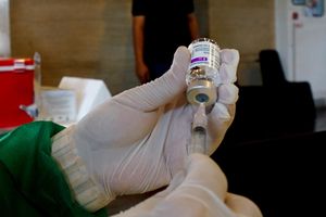 <p>Nampak ratusan pengemudi ojol, pedagang serta masyarakat tengah mengikuti vaksinasi massa yang digelar di Tangcity Mal,Senin 21 Juni 2021. Foto : Panji Asmoro/TrenAsia</p>
