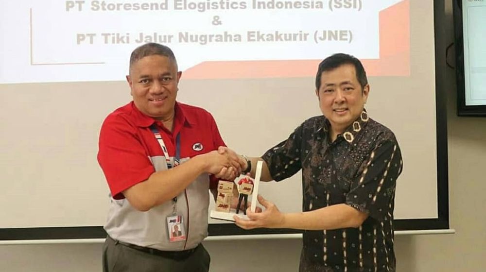 <p>Presiden Direktur JNE, M. Feriadi dan Executive Chairman DNR Corporation Rudy Tanoesoedibjo / Dok. JNE</p>