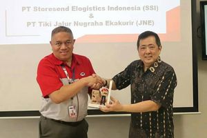 <p>Presiden Direktur JNE, M. Feriadi dan Executive Chairman DNR Corporation Rudy Tanoesoedibjo / Dok. JNE</p>