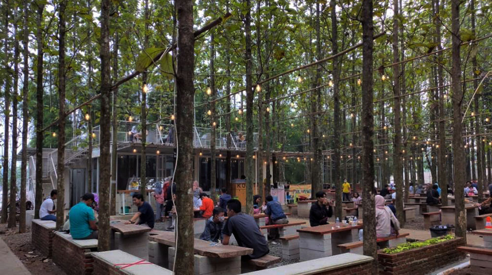 <p>Nampak pengunjung tengah menikmati minuman dan makanan atau sekedar berswafoto dengan latar suasana hutan jati di Citra Gelato Panongan Kabupaten Tangerang, Minggu 20 Juni 2021. Foto : Panji Asmoro/TrenAsia</p>
