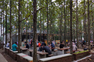 <p>Nampak pengunjung tengah menikmati minuman dan makanan atau sekedar berswafoto dengan latar suasana hutan jati di Citra Gelato Panongan Kabupaten Tangerang, Minggu 20 Juni 2021. Foto : Panji Asmoro/TrenAsia</p>
