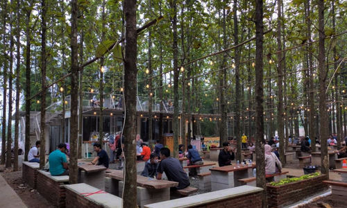 <p>Nampak pengunjung tengah menikmati minuman dan makanan atau sekedar berswafoto dengan latar suasana hutan jati di Citra Gelato Panongan Kabupaten Tangerang, Minggu 20 Juni 2021. Foto : Panji Asmoro/TrenAsia</p>
