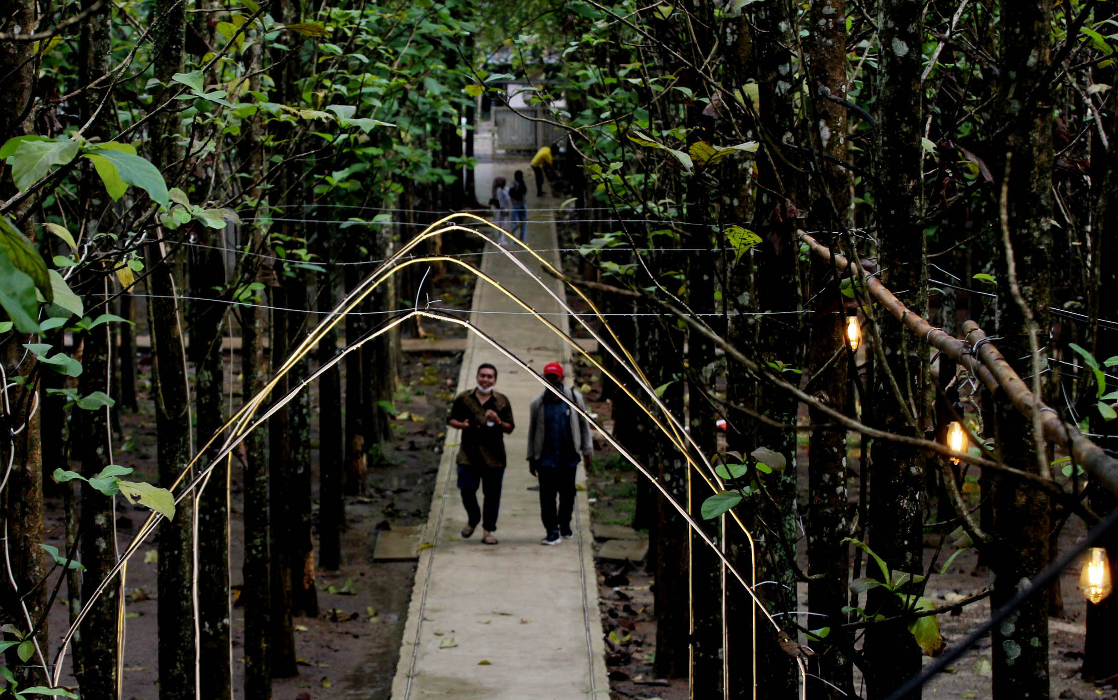 <p>Nampak pengunjung tengah menikmati minuman dan makanan atau sekedar berswafoto dengan latar suasana hutan jati di Citra Gelato Panongan Kabupaten Tangerang, Minggu 20 Juni 2021. Foto : Panji Asmoro/TrenAsia</p>
