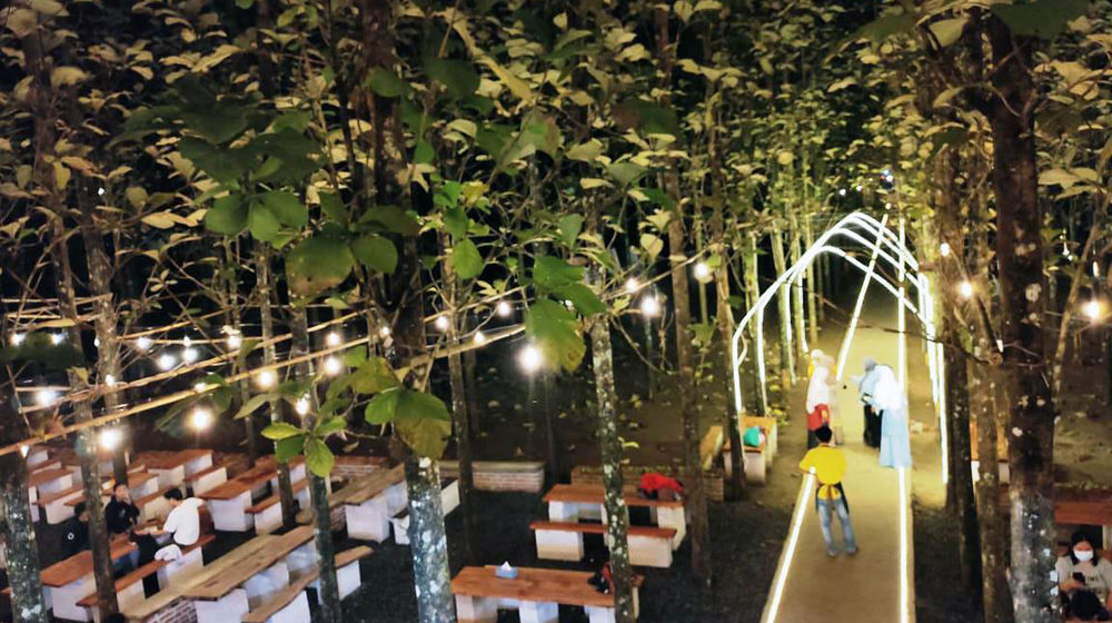 <p>Nampak pengunjung tengah menikmati minuman dan makanan atau sekedar berswafoto dengan latar suasana hutan jati di Citra Gelato Panongan Kabupaten Tangerang, Minggu 20 Juni 2021. Foto : Panji Asmoro/TrenAsia</p>
