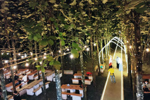 <p>Nampak pengunjung tengah menikmati minuman dan makanan atau sekedar berswafoto dengan latar suasana hutan jati di Citra Gelato Panongan Kabupaten Tangerang, Minggu 20 Juni 2021. Foto : Panji Asmoro/TrenAsia</p>
