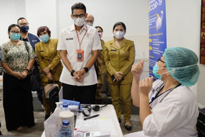 <p>Menteri Pariwisata dan Ekonomi Kreatif Sandiaga Salahuddin Uno (tengah) bersama Chief  Public Policy &amp; Government Relations Gojek, Shinto Nugroho (kiri) berbincang dengan nakes saat pemberian vaksin AstraZeneca pada warga usia 18+ pada peresmian Sentra Vaksinasi COVID-19 tiket.com di Rumah Sakit St. Carolus, Jakarta, Senin, 14 Juni 2021. Foto: Ismail Pohan/TrenAsia</p>
