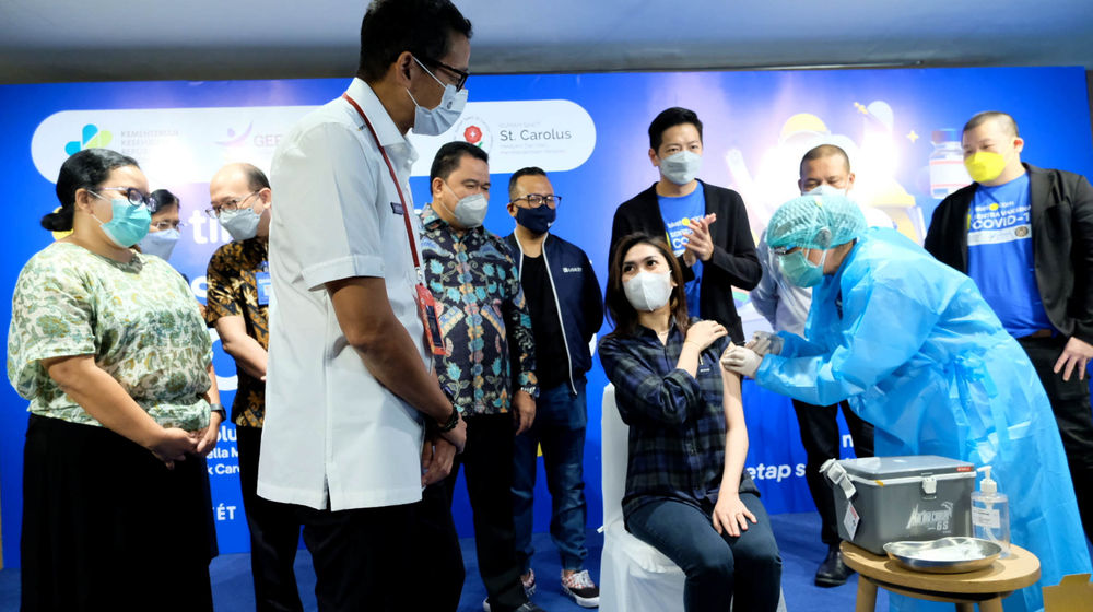 <p>Menteri Pariwisata dan Ekonomi Kreatif Sandiaga Salahuddin Uno (kedua kiri) didampingi Plt Ditjen P2P Kementerian Kesehatan dr. Maxi Rein Rondonuwu (ketiga kiri), Head of LOKET, Tubagus Utama (keempat kiri), Co-Founder &amp; CMO tiket.com, Gaery Undarsa (ketiga kanan) saat pemberian vaksin AstraZeneca pada warga usia 18+ saat peresmian Sentra Vaksinasi COVID-19 tiket.com di Rumah Sakit St. Carolus, Jakarta, Senin, 14 Juni 2021. Foto: Ismail Pohan/TrenAsia</p>
