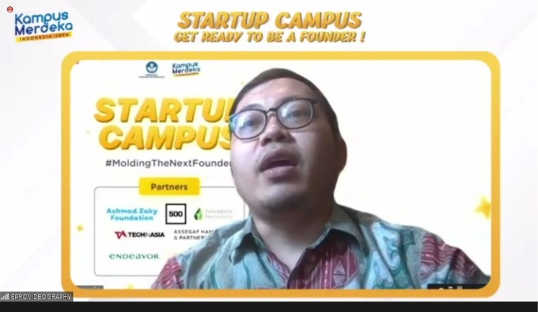 <p>Pembina Achmad Zaky Foundation, Achmad Zaky, dalam peluncuran StartUp Campus yang bekerja sama dengan Kemendikbudristek. (Foto: Tangkapan layar Zoom)</p>
