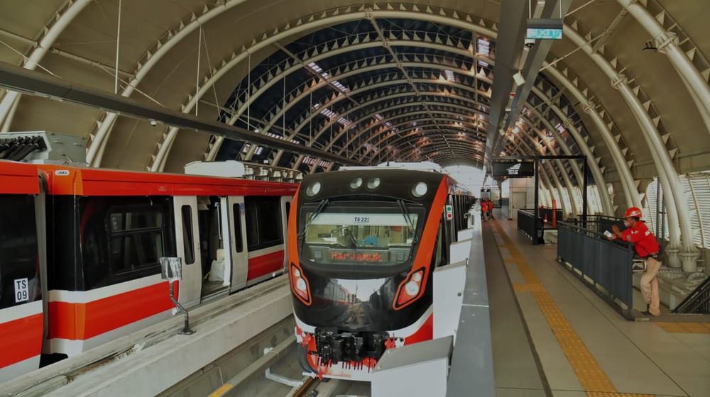 <p>Suasana Stasiun TMII LRT Jabodebek. Menteri Perhubungan Budi Karya Sumadi sempat menjajal LRT naik dari Stasiun TMII menuju Stasiun Harjamukti, Cibubur. (Foto: Kementerian Perhubungan)</p>

