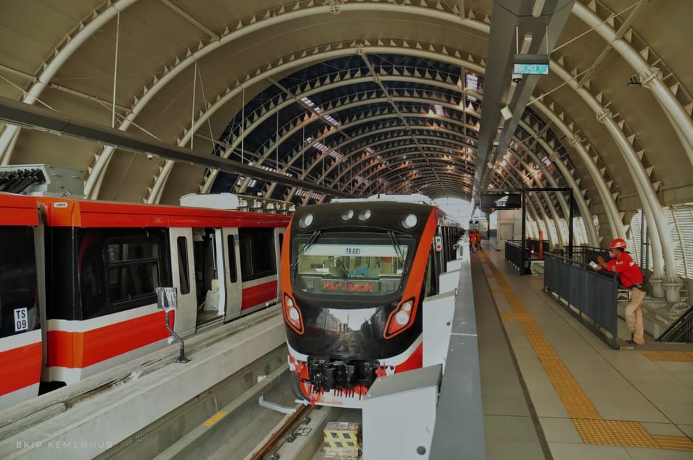 Suasana Stasiun TMII LRT Jabodebek. Menteri Perhubungan Budi Karya Sumadi sempat menjajal LRT naik dari Stasiun TMII menuju Stasiun Harjamukti, Cibubur. 