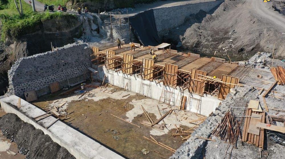 <p>Salah satu tanggul yang dibangun di salah satu sungai di Bali, Tukad Unda. (Foto: Kementerian PUPR)</p>
