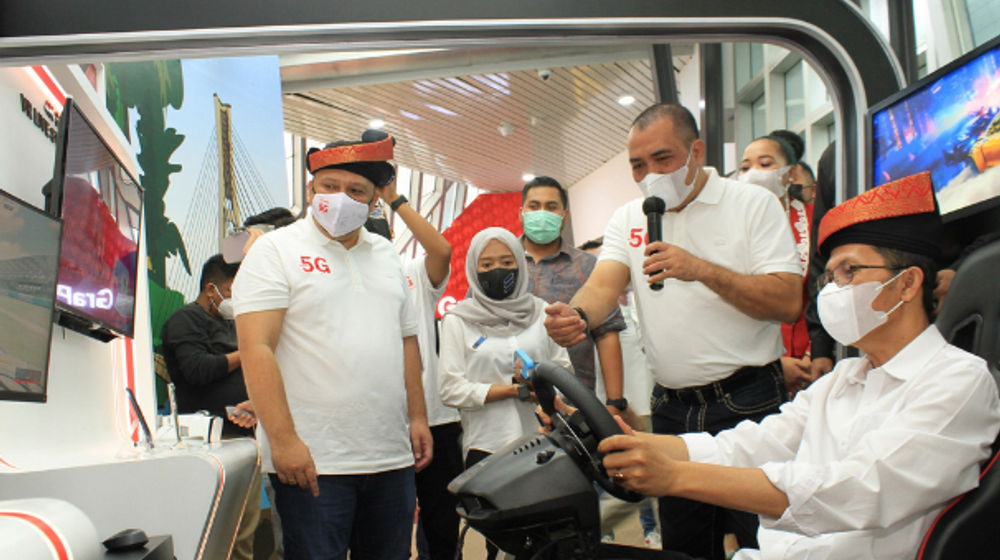 <p>Wakil Wali Kota Batam Amsakar Achmad sedang mencoba Cloud Gaming yang merupakan salah satu layanan digital menggunakan teknologi 5G Telkomsel didampingi oleh SVP Enterprise Account Management Telkomsel Dharma Simorangkir (kiri) dan VP Consumer Sales Area Sumatera Telkomsel Erwin Tanjung (dua kanan). / Dok. Telkomsel</p>
