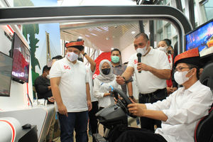 <p>Wakil Wali Kota Batam Amsakar Achmad sedang mencoba Cloud Gaming yang merupakan salah satu layanan digital menggunakan teknologi 5G Telkomsel didampingi oleh SVP Enterprise Account Management Telkomsel Dharma Simorangkir (kiri) dan VP Consumer Sales Area Sumatera Telkomsel Erwin Tanjung (dua kanan). / Dok. Telkomsel</p>
