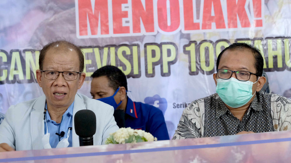 <p>Ketua Umum Federasi Serikat Pekerja Rokok Tembakau Makanan Minuman Serikat Pekerja Seluruh Indonesia (FSP-RTMM-SPSI) Sudarto (kedua kiri) bersama Sekretaris Umum Iyus Ruslan menyampaikan aspirasi serikat pekerja yang menolak rencana Revisi PP 109/2012 di Jakarta, Jumat, 4 Juli 2021.Foto: Ismail Pohan/TrenAsia</p>