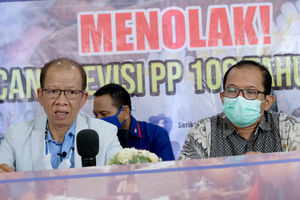 <p>Ketua Umum Federasi Serikat Pekerja Rokok Tembakau Makanan Minuman Serikat Pekerja Seluruh Indonesia (FSP-RTMM-SPSI) Sudarto (kedua kiri) bersama Sekretaris Umum Iyus Ruslan menyampaikan aspirasi serikat pekerja yang menolak rencana Revisi PP 109/2012 di Jakarta, Jumat, 4 Juli 2021.Foto: Ismail Pohan/TrenAsia</p>
