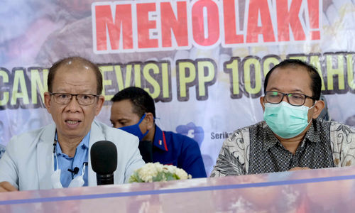 <p>Ketua Umum Federasi Serikat Pekerja Rokok Tembakau Makanan Minuman Serikat Pekerja Seluruh Indonesia (FSP-RTMM-SPSI) Sudarto (kedua kiri) bersama Sekretaris Umum Iyus Ruslan menyampaikan aspirasi serikat pekerja yang menolak rencana Revisi PP 109/2012 di Jakarta, Jumat, 4 Juli 2021.Foto: Ismail Pohan/TrenAsia</p>