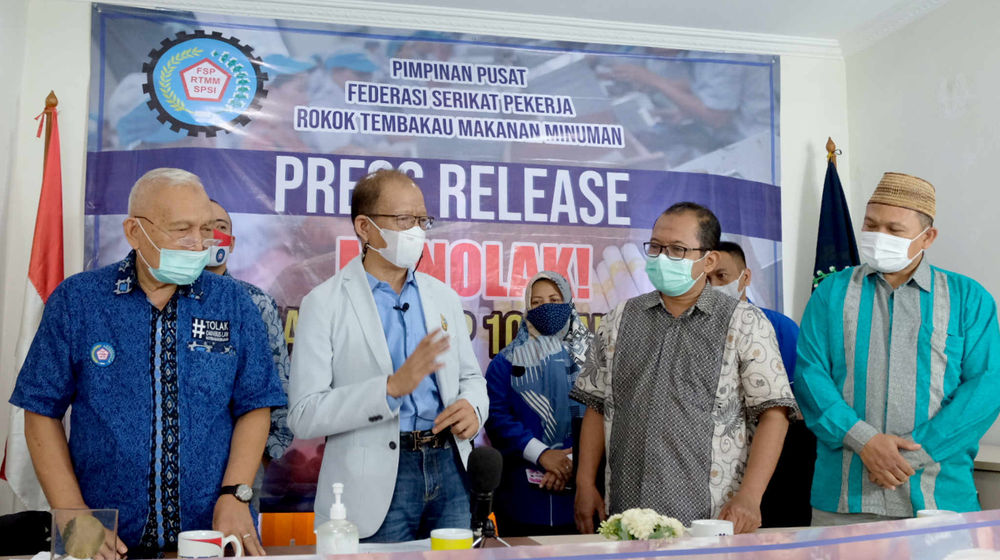 <p>Ketua Umum Federasi Serikat Pekerja Rokok Tembakau Makanan Minuman Serikat Pekerja Seluruh Indonesia (FSP-RTMM-SPSI) Sudarto (kedua kiri) bersama Ketua Majelis Pertimbangan Organisasi (MPO), Buyung Marizal, Sekretaris Umum Iyus Ruslan dan Ketua Bidang Hukum Hartono (dari kiri) menyampaikan aspirasi serikat pekerja yang menolak rencana Revisi PP 109/2012 di Jakarta, Jumat, 4 Juli 2021.Foto: Ismail Pohan/TrenAsia</p>