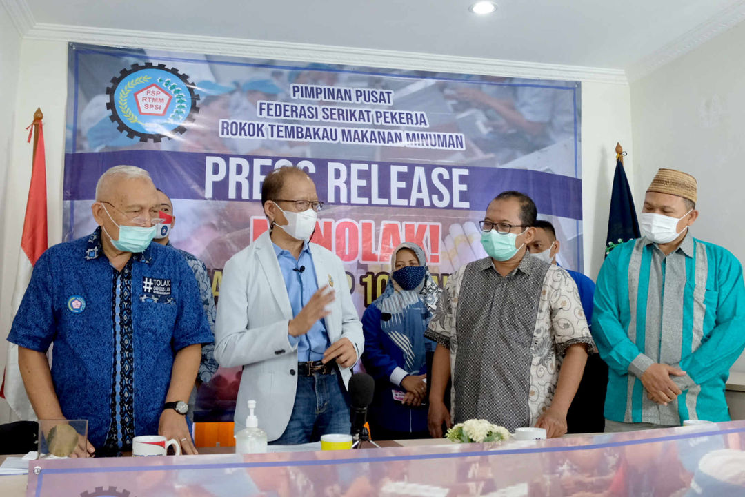 <p>Ketua Umum Federasi Serikat Pekerja Rokok Tembakau Makanan Minuman Serikat Pekerja Seluruh Indonesia (FSP-RTMM-SPSI) Sudarto (kedua kiri) bersama Ketua Majelis Pertimbangan Organisasi (MPO), Buyung Marizal, Sekretaris Umum Iyus Ruslan dan Ketua Bidang Hukum Hartono (dari kiri) menyampaikan aspirasi serikat pekerja yang menolak rencana Revisi PP 109/2012 di Jakarta, Jumat, 4 Juli 2021.Foto: Ismail Pohan/TrenAsia</p>
