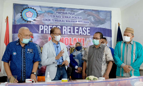 <p>Ketua Umum Federasi Serikat Pekerja Rokok Tembakau Makanan Minuman Serikat Pekerja Seluruh Indonesia (FSP-RTMM-SPSI) Sudarto (kedua kiri) bersama Ketua Majelis Pertimbangan Organisasi (MPO), Buyung Marizal, Sekretaris Umum Iyus Ruslan dan Ketua Bidang Hukum Hartono (dari kiri) menyampaikan aspirasi serikat pekerja yang menolak rencana Revisi PP 109/2012 di Jakarta, Jumat, 4 Juli 2021.Foto: Ismail Pohan/TrenAsia</p>
