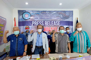 <p>Ketua Umum Federasi Serikat Pekerja Rokok Tembakau Makanan Minuman Serikat Pekerja Seluruh Indonesia (FSP-RTMM-SPSI) Sudarto (kedua kiri) bersama Ketua Majelis Pertimbangan Organisasi (MPO), Buyung Marizal, Sekretaris Umum Iyus Ruslan dan Ketua Bidang Hukum Hartono (dari kiri) menyampaikan aspirasi serikat pekerja yang menolak rencana Revisi PP 109/2012 di Jakarta, Jumat, 4 Juli 2021.Foto: Ismail Pohan/TrenAsia</p>
