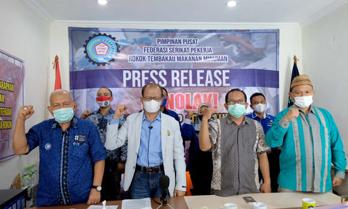 <p>Ketua Umum Federasi Serikat Pekerja Rokok Tembakau Makanan Minuman Serikat Pekerja Seluruh Indonesia (FSP-RTMM-SPSI) Sudarto (kedua kiri) bersama Ketua Majelis Pertimbangan Organisasi (MPO), Buyung Marizal, Sekretaris Umum Iyus Ruslan dan Ketua Bidang Hukum Hartono (dari kiri) menyampaikan aspirasi serikat pekerja yang menolak rencana Revisi PP 109/2012 di Jakarta, Jumat, 4 Juli 2021.Foto: Ismail Pohan/TrenAsia</p>
