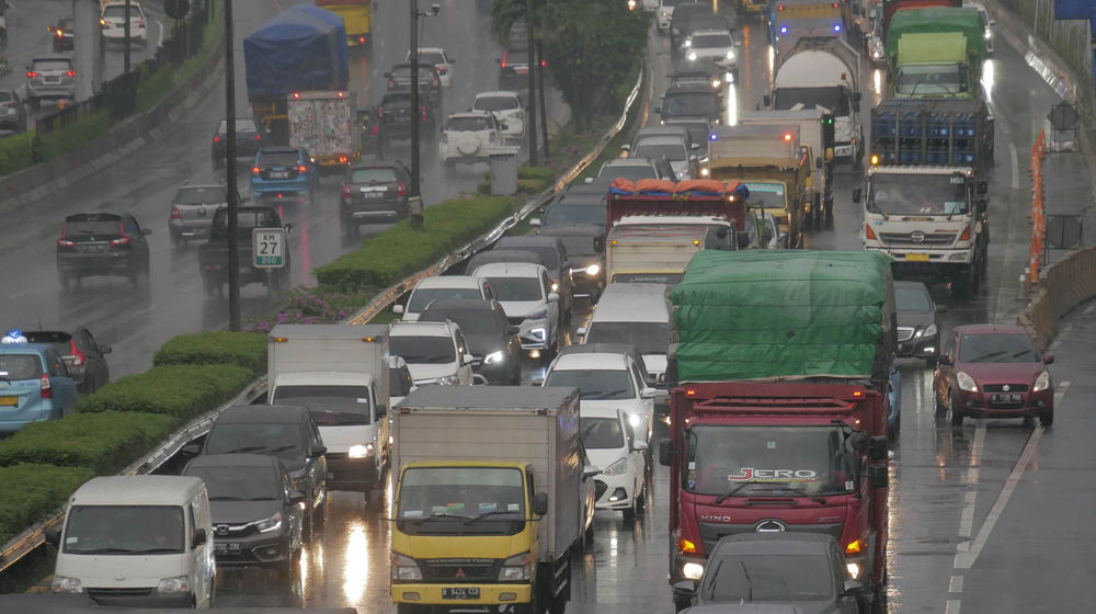 <p>Truk sarat muatan atau over dimension over load (ODOL) melintas di ruas jalan Tol JORR, TB Simatupang, Jakarta, Selasa, 15 Juni 2021. Foto: Ismail Pohan/TrenAsia</p>

