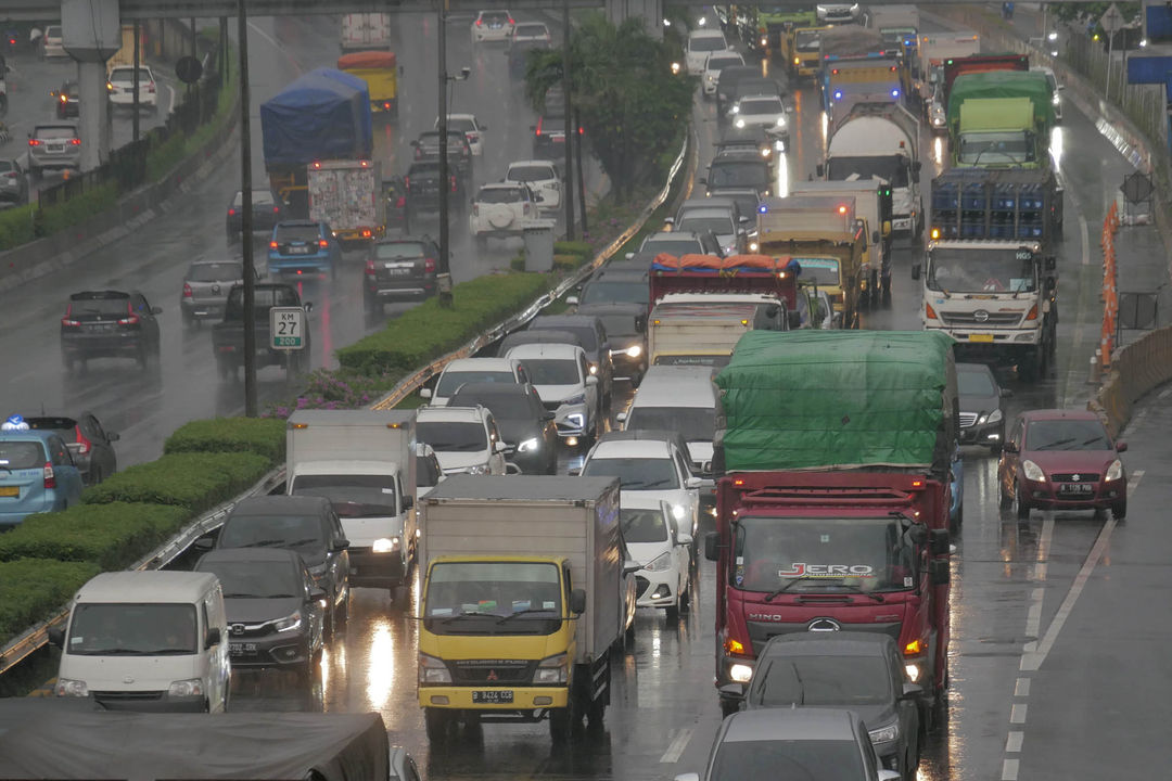 <p>Truk sarat muatan atau over dimension over load (ODOL) melintas di ruas jalan Tol JORR, TB Simatupang, Jakarta, Selasa, 15 Juni 2021. Foto: Ismail Pohan/TrenAsia</p>
