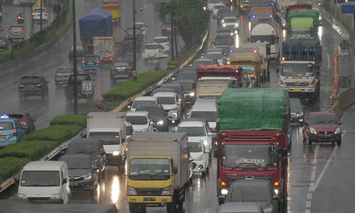 <p>Truk sarat muatan atau over dimension over load (ODOL) melintas di ruas jalan Tol JORR, TB Simatupang, Jakarta, Selasa, 15 Juni 2021. Foto: Ismail Pohan/TrenAsia</p>
