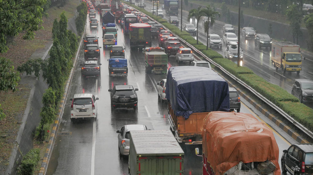 <p>Truk sarat muatan atau over dimension over load (ODOL) melintas di ruas jalan Tol JORR, TB Simatupang, Jakarta, Selasa, 15 Juni 2021. Foto: Ismail Pohan/TrenAsia</p>
