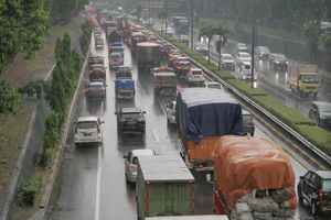 <p>Truk sarat muatan atau over dimension over load (ODOL) melintas di ruas jalan Tol JORR, TB Simatupang, Jakarta, Selasa, 15 Juni 2021. Foto: Ismail Pohan/TrenAsia</p>