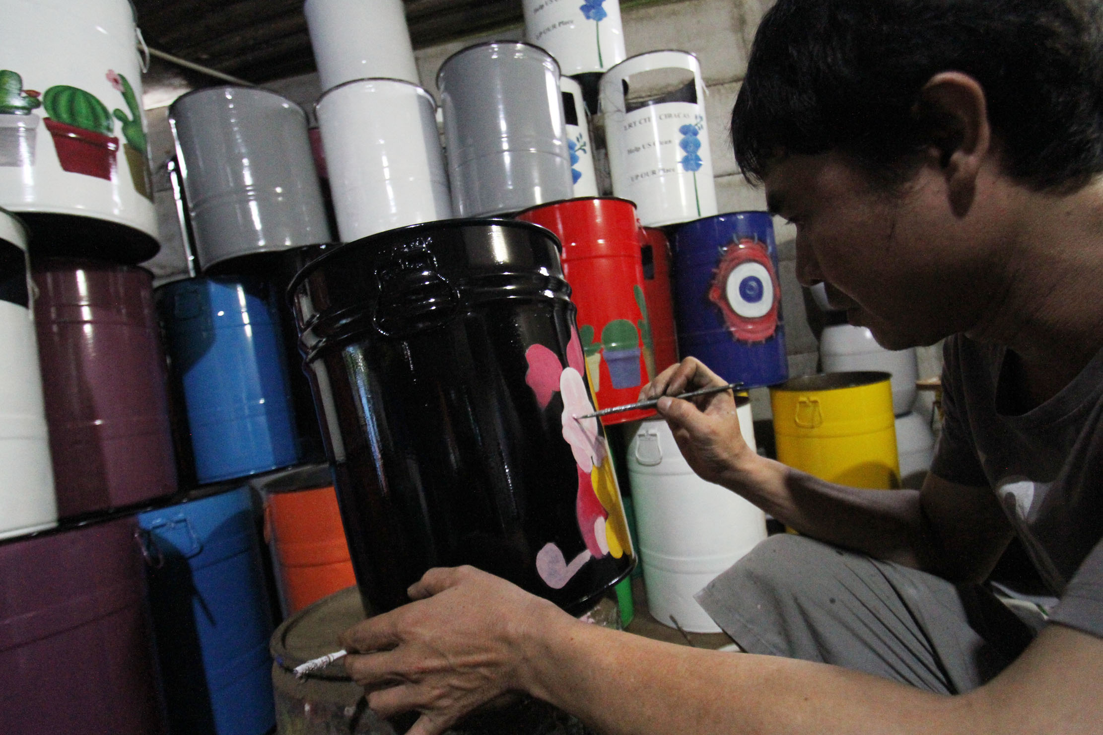 <p>Nampak sorang perajin tengah membuat lukisan tong sampah dengan gambar karakter untuk membuat tampilan lebih menarik di sebuah workshop kawasan Buaran Gardu , Serpong , Tangerang Selatan , Jumat 4 Juni 2021. Foto : Panji Asmoro/TrenAsia.</p>
