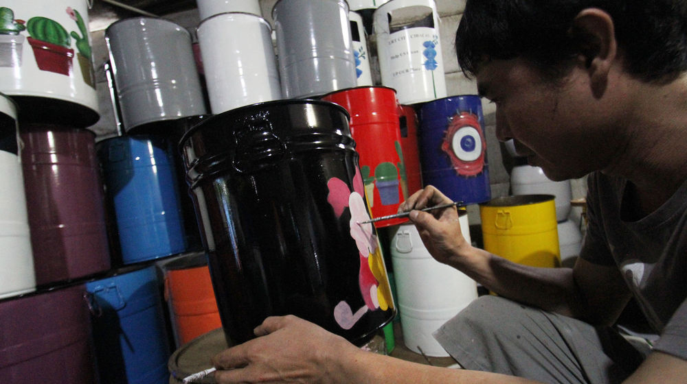 <p>Nampak sorang perajin tengah membuat lukisan tong sampah dengan gambar karakter untuk membuat tampilan lebih menarik di sebuah workshop kawasan Buaran Gardu , Serpong , Tangerang Selatan , Jumat 4 Juni 2021. Foto : Panji Asmoro/TrenAsia.</p>