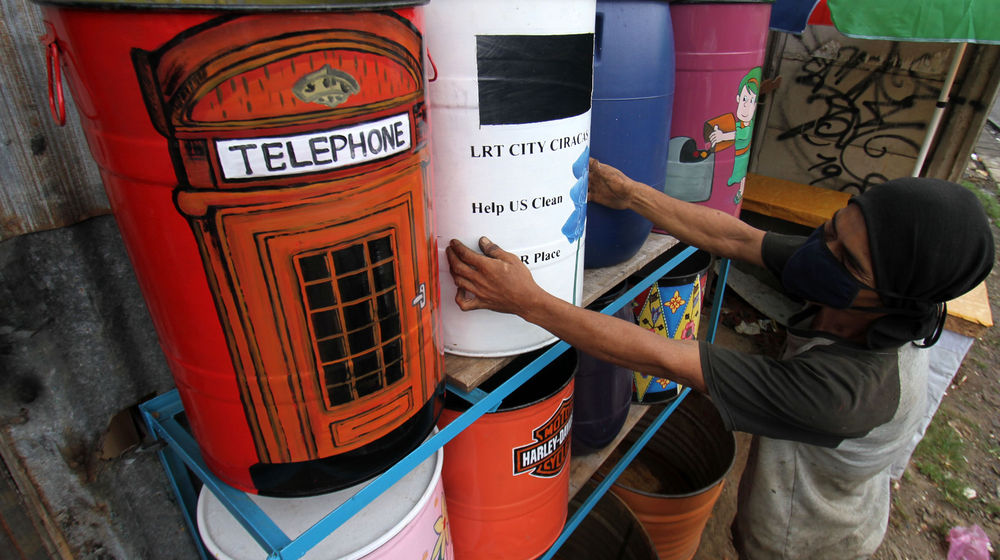 <p>Nampak sorang perajin tengah membuat lukisan tong sampah dengan gambar karakter untuk membuat tampilan lebih menarik di sebuah workshop kawasan Buaran Gardu , Serpong , Tangerang Selatan , Jumat 4 Juni 2021. Foto : Panji Asmoro/TrenAsia.</p>
