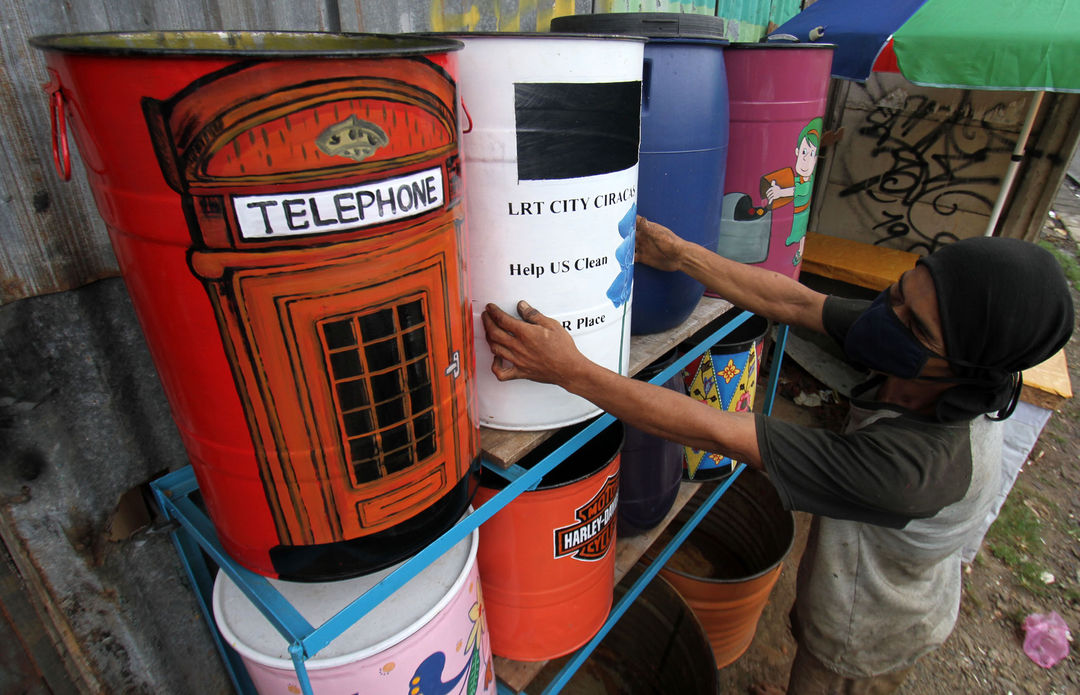 <p>Nampak sorang perajin tengah membuat lukisan tong sampah dengan gambar karakter untuk membuat tampilan lebih menarik di sebuah workshop kawasan Buaran Gardu , Serpong , Tangerang Selatan , Jumat 4 Juni 2021. Foto : Panji Asmoro/TrenAsia.</p>
