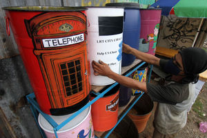 <p>Nampak sorang perajin tengah membuat lukisan tong sampah dengan gambar karakter untuk membuat tampilan lebih menarik di sebuah workshop kawasan Buaran Gardu , Serpong , Tangerang Selatan , Jumat 4 Juni 2021. Foto : Panji Asmoro/TrenAsia.</p>
