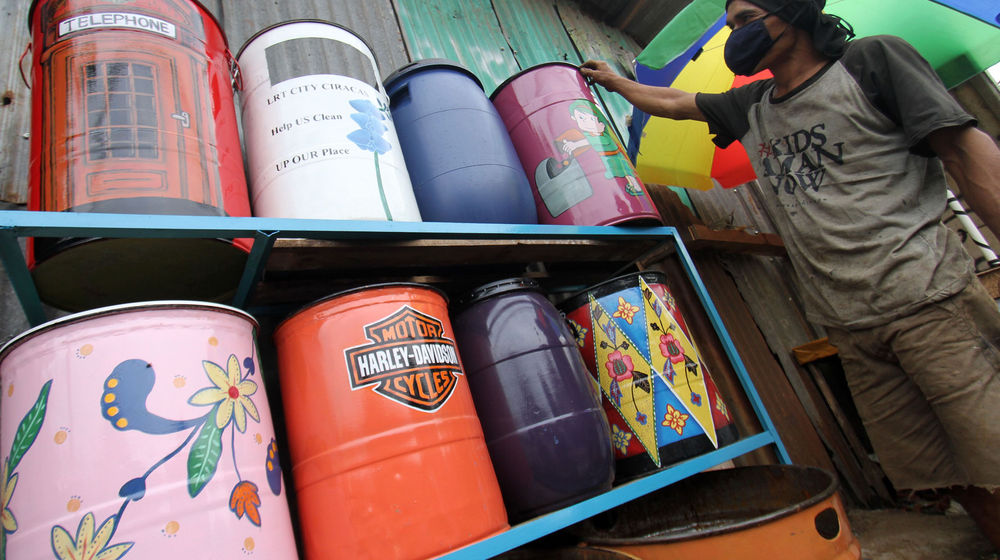 <p>Nampak sorang perajin tengah membuat lukisan tong sampah dengan gambar karakter untuk membuat tampilan lebih menarik di sebuah workshop kawasan Buaran Gardu , Serpong , Tangerang Selatan , Jumat 4 Juni 2021. Foto : Panji Asmoro/TrenAsia.</p>
