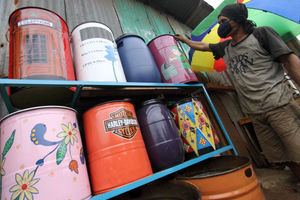 <p>Nampak sorang perajin tengah membuat lukisan tong sampah dengan gambar karakter untuk membuat tampilan lebih menarik di sebuah workshop kawasan Buaran Gardu , Serpong , Tangerang Selatan , Jumat 4 Juni 2021. Foto : Panji Asmoro/TrenAsia.</p>
