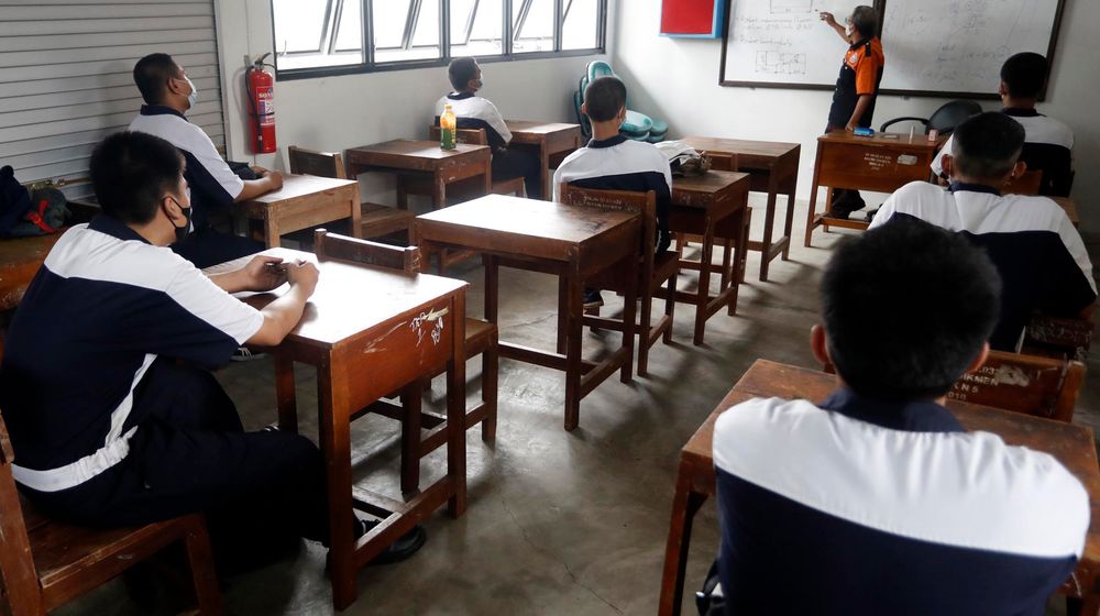 <p>Sebanyak 9 siswa SMKN 5 Matraman, Jalan Jatinegara, Jakarta Timur jurusan tehnik melakukan belajar praktek mesin dengan tatap muka. Mulai hari ini Rabu 9 Juni 2021 Dinas Pendidikan Pemprov DKI Jakarta menggelar uji coba tahap kedua belajar tatap muka. Foto : Panji Asmoro/TrenAsia</p>