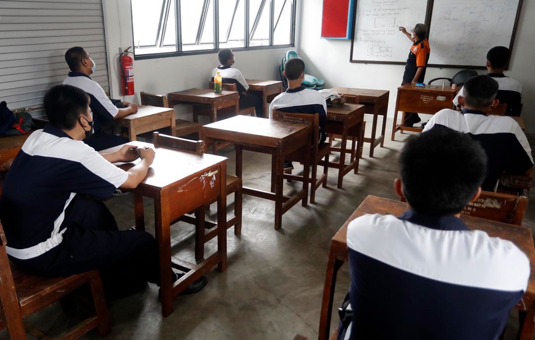 <p>Sebanyak 9 siswa SMKN 5 Matraman, Jalan Jatinegara, Jakarta Timur jurusan tehnik melakukan belajar praktek mesin dengan tatap muka. Mulai hari ini Rabu 9 Juni 2021 Dinas Pendidikan Pemprov DKI Jakarta menggelar uji coba tahap kedua belajar tatap muka. Foto : Panji Asmoro/TrenAsia</p>
