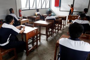 <p>Sebanyak 9 siswa SMKN 5 Matraman, Jalan Jatinegara, Jakarta Timur jurusan tehnik melakukan belajar praktek mesin dengan tatap muka. Mulai hari ini Rabu 9 Juni 2021 Dinas Pendidikan Pemprov DKI Jakarta menggelar uji coba tahap kedua belajar tatap muka. Foto : Panji Asmoro/TrenAsia</p>
